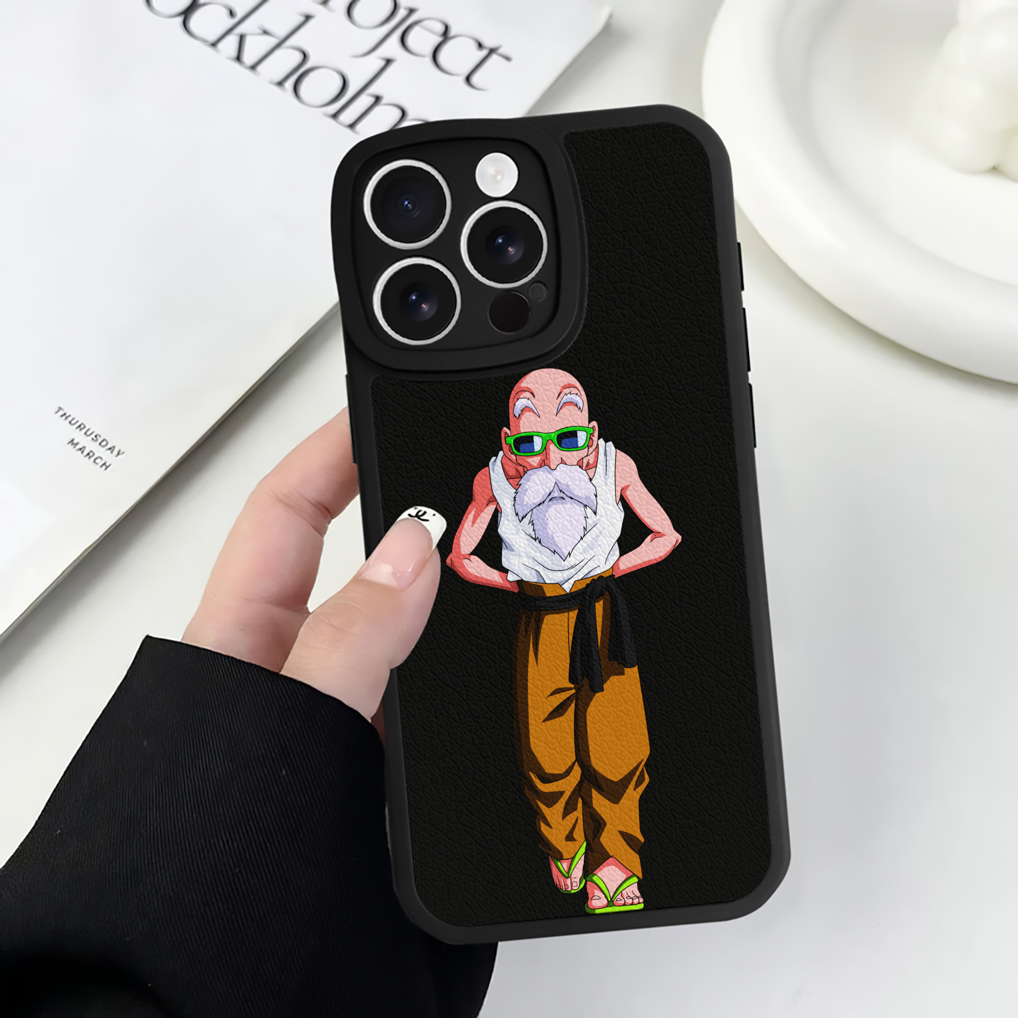 （画像用） ドラゴンボール 亀仙人（かめせんにん） DRAGON BALL Master Roshi Kame Sennin 【iPhone 16シリーズ対応】シリコンスマホケース（レザー調） 材質：シリコン